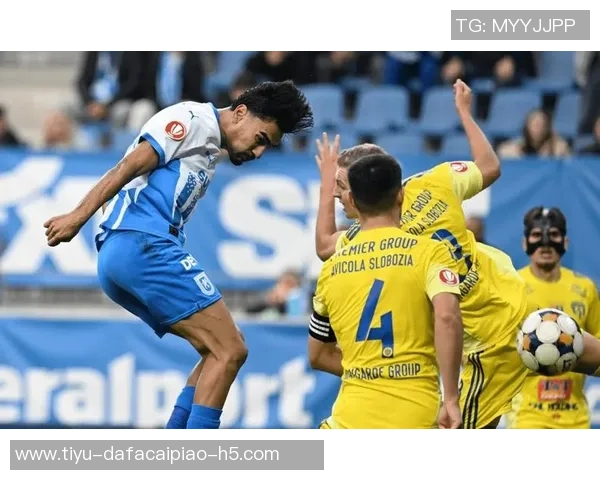 因暴雨导致球场积水严重欧协联一场比赛被迫中断引发关注 因暴雨导致球场积水严重欧协联一场比赛被迫中断引发关注