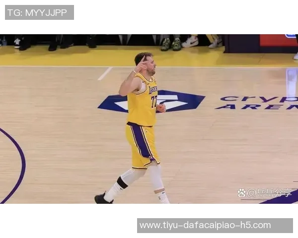 雷迪克谈詹姆斯首秀后肌肉酸痛情况并透露他今天全程参与训练